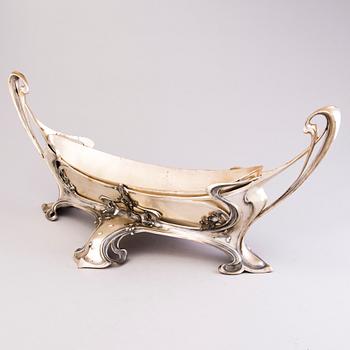 A silver-plated Art Nouveau jardinière from the early 20th century.