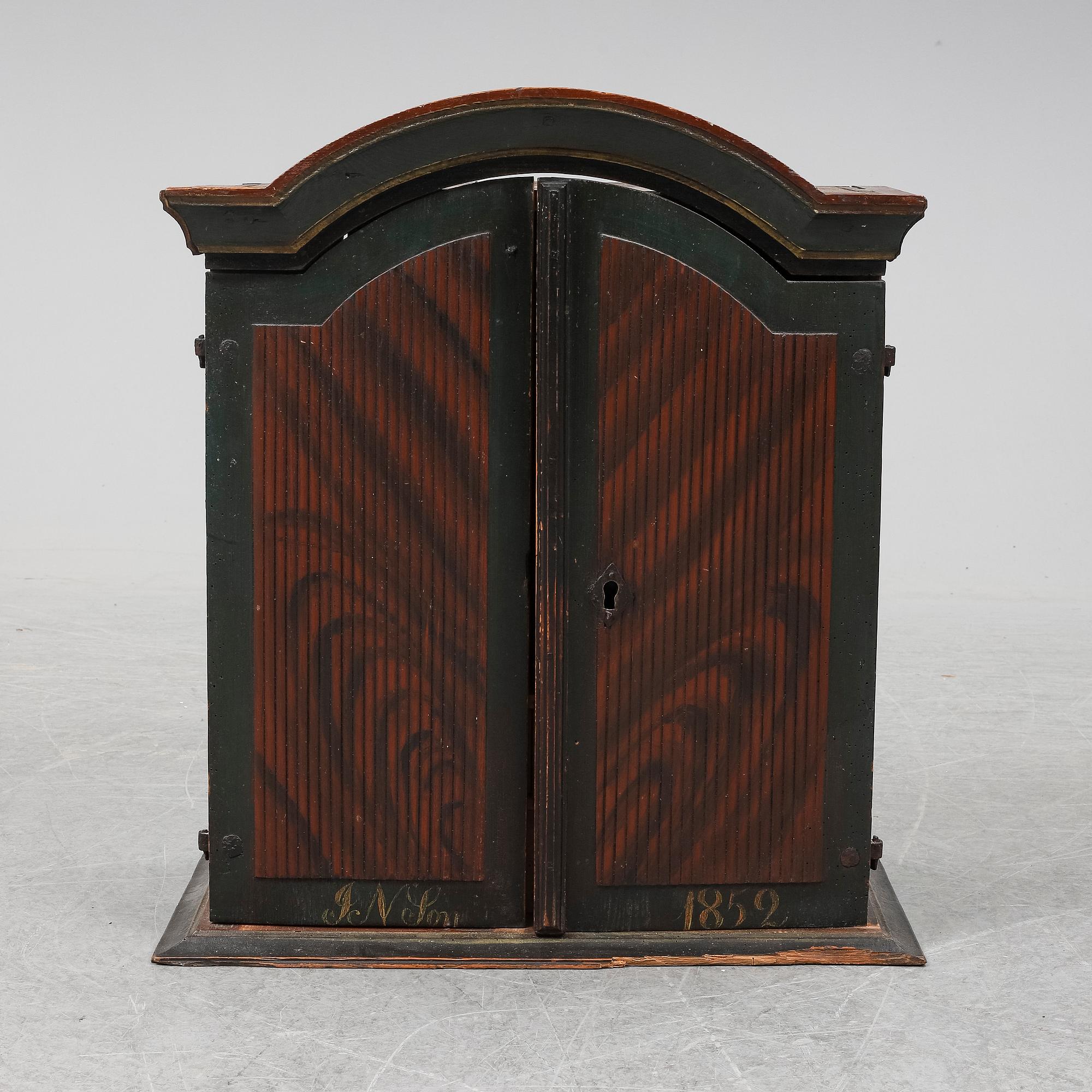 HÄNGSKÅP, allmoge, 1800-tal.
