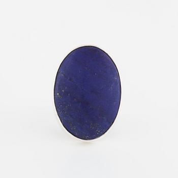 CECILIA JOHANSSON, Göteborg, 2001, ring med cabochonslipad lapis lazuli.