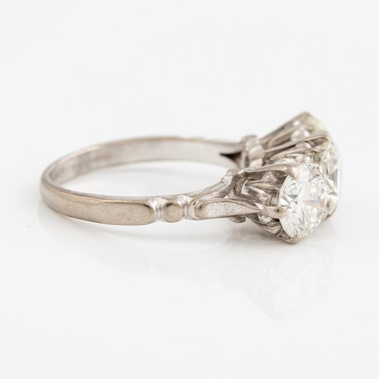 Ring, trestensring, 18K vitguld med tre briljantslipade diamanter.