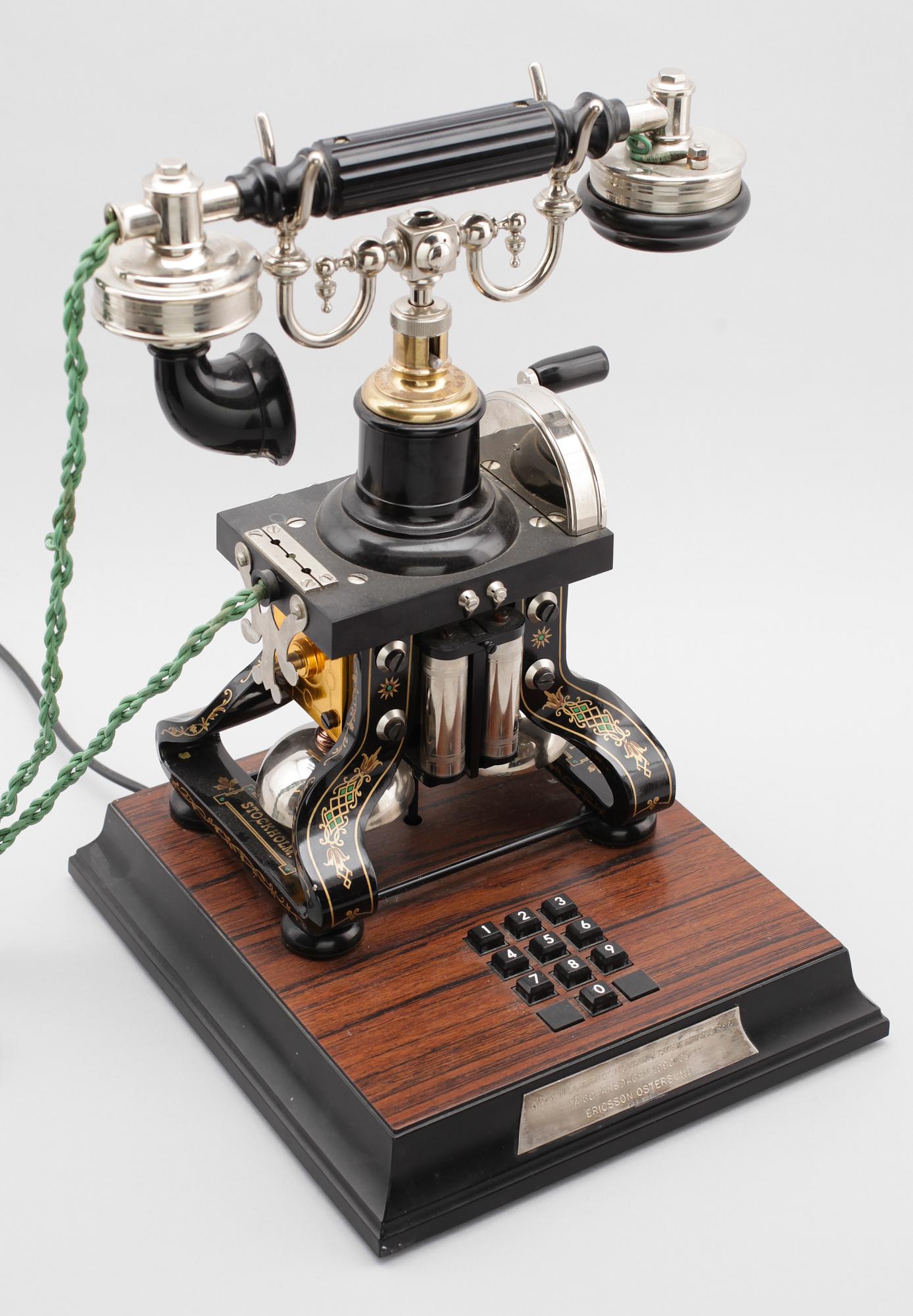 BORDSTELEFON, jubileumsmodell efter "Taxen", LM Ericsson, 1900-talets senare del.