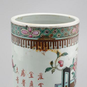 A porcelian chinese vase from the latter half of the 20th century.