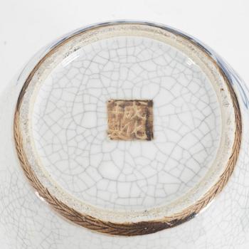 A Chinese blue and white ge-glazed jar with cover, first half of the 20th century.