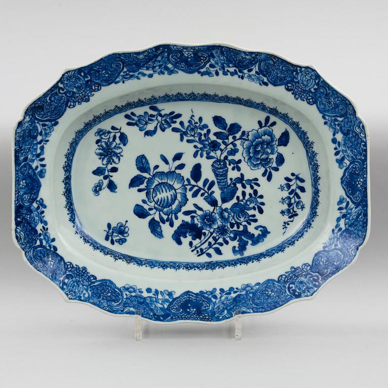 A blue and white dinner service, Qing dynasty, Qianlong (1736-95). (62 pieces).