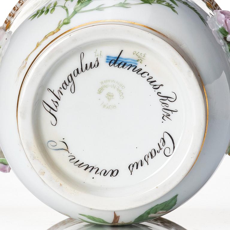 Vinkylare, porslin. Royal Copenhagen, 'Flora Danica', Danmark, 1900-tal.
