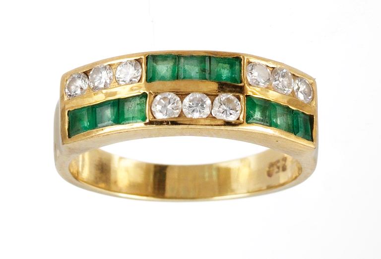 RING, set with emeralds and diamonds.