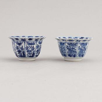 A pair of blue and white cups, Qing dynasty, Kangxi (1662-1722).