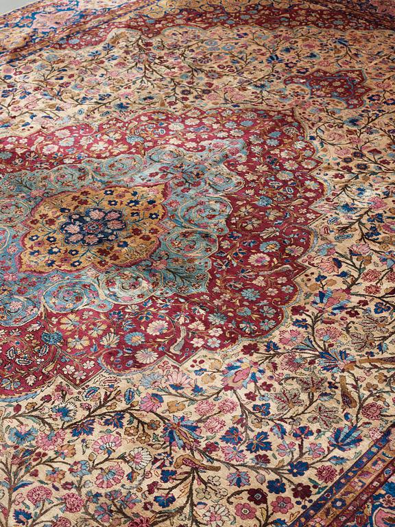 CARPET. Semi-antique Silk Kashan. 428 x 315,5 cm.