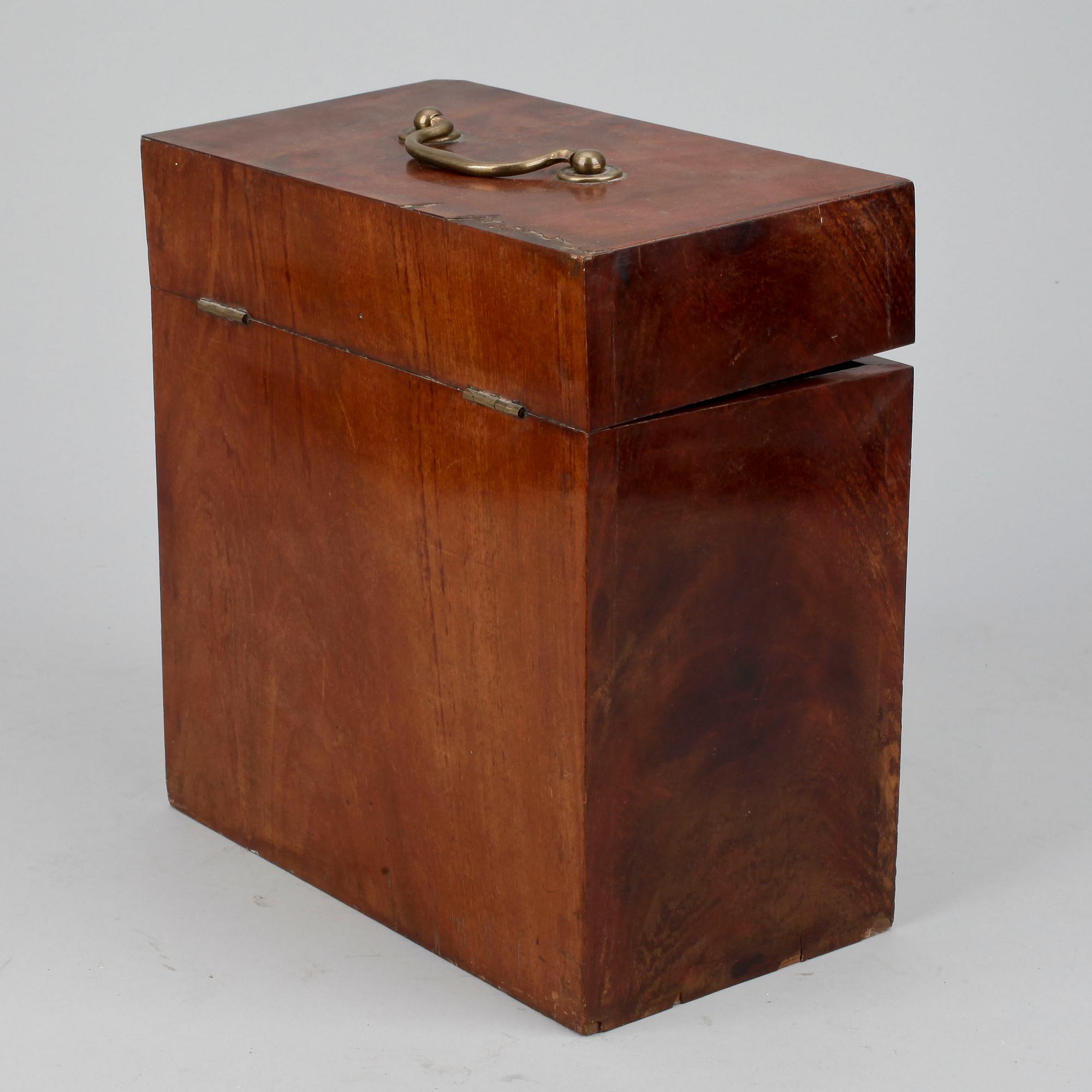 SCAHTULL med BRÄNNVINSFLASKOR, 3 st, mahogny samt glas, 1800/1900-tal.