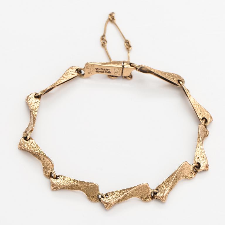 Björn Weckström, A 14K gold bracelet "Stream". Lapponia 1975.