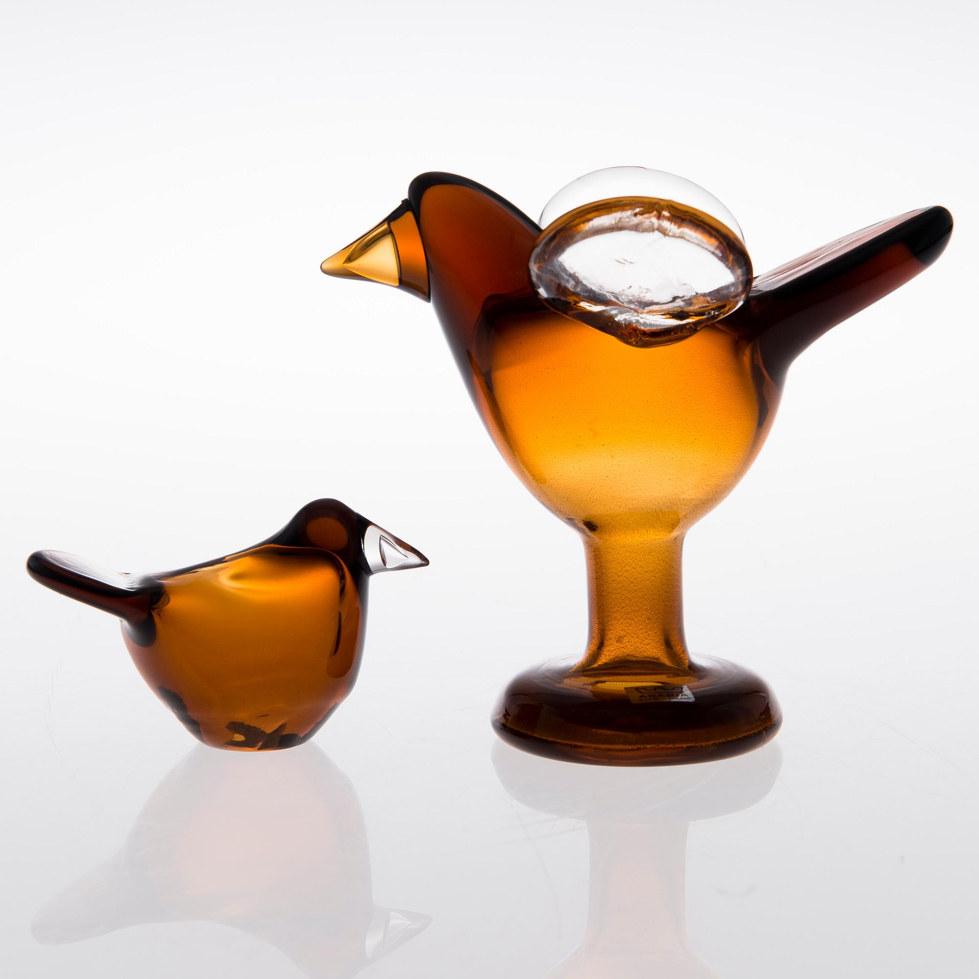 OIVA TOIKKA, A SET OF TWO GLASS BIRDS. Sieppo (Flycatcher). Signed 