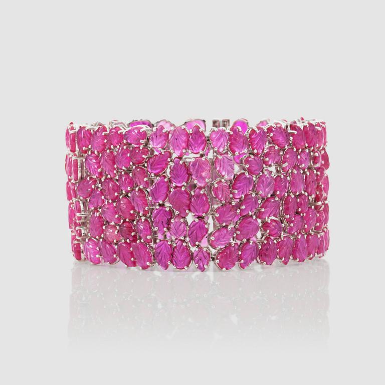 ARMBAND med snidade rubiner i form av löv, totalt ca 14.00 cts samt briljantslipade diamanter.