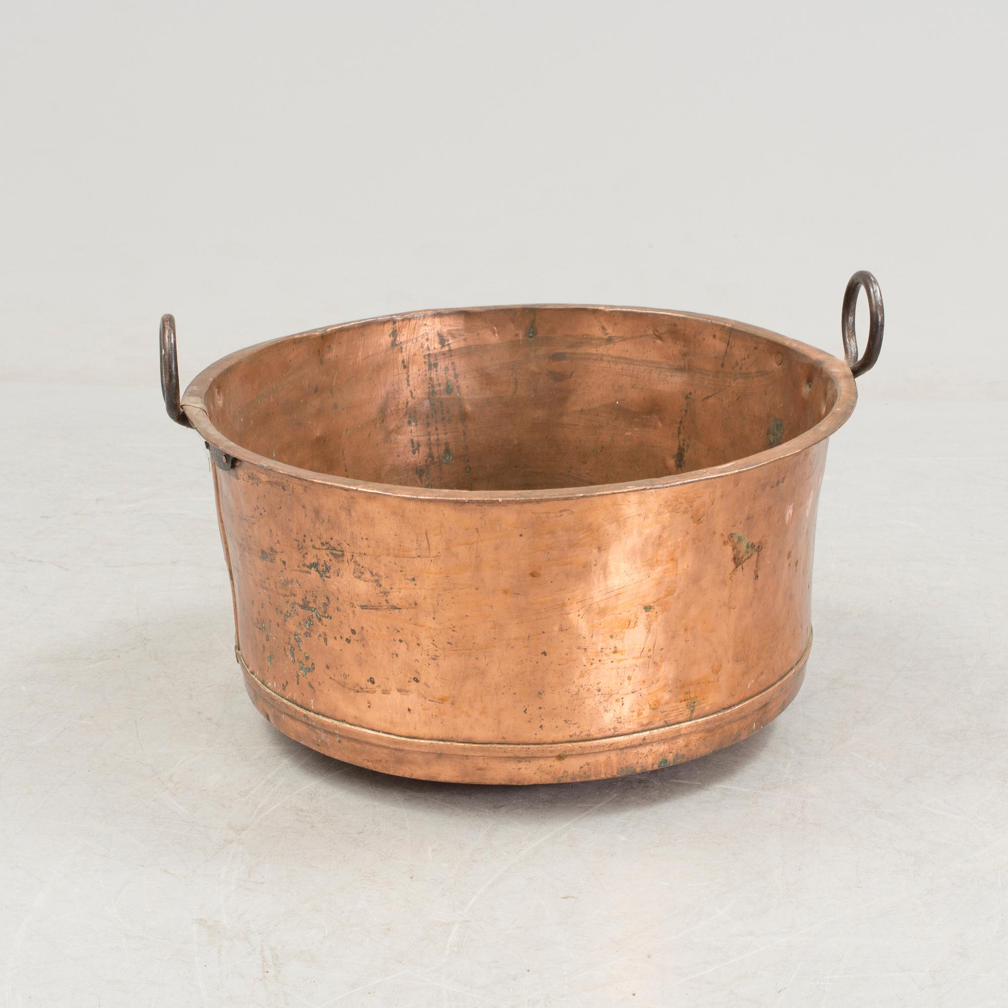 COPPER TRAY, 19th century.