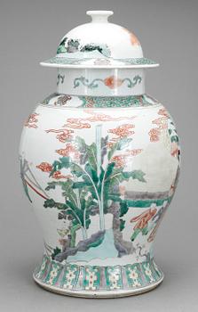 URNA MED LOCK, porslin, Kina, 1900-talet första del.