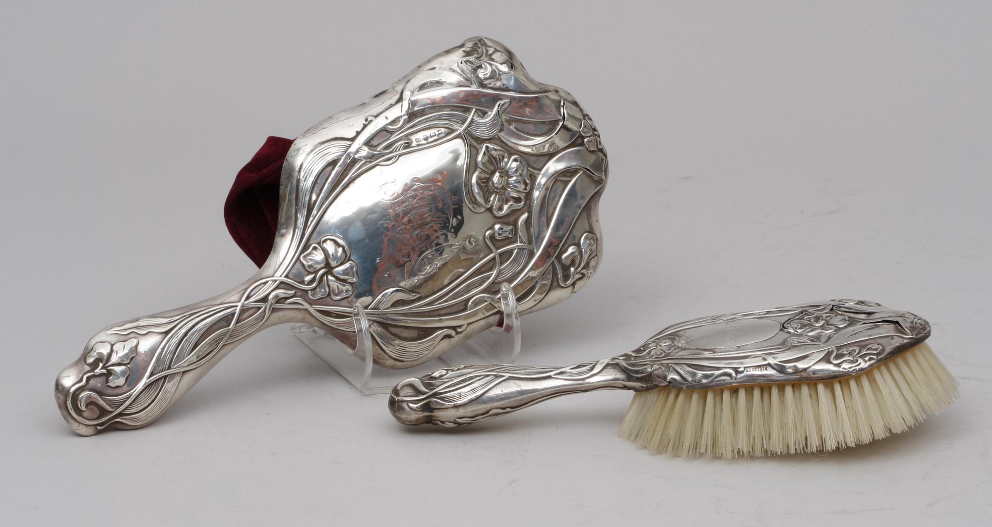 HANDSPEGEL samt BORSTE, silver. England, Birmingham, 1906.