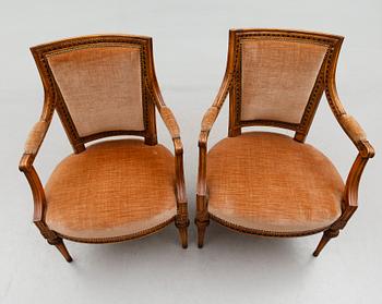 KARMSTOLAR, 2 st snarlika, gustavianska, 1700-talets andra hälft.