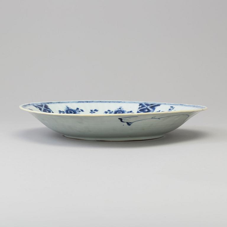 A blue and white porcelain dish, Qing dynasty, Kangxi (1662-1722).