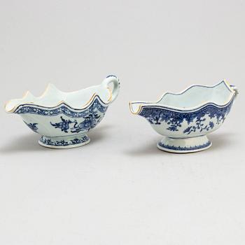 Two blue and white export sauceboats/saucers, Qing dynasty, Qianlong (1736-95).