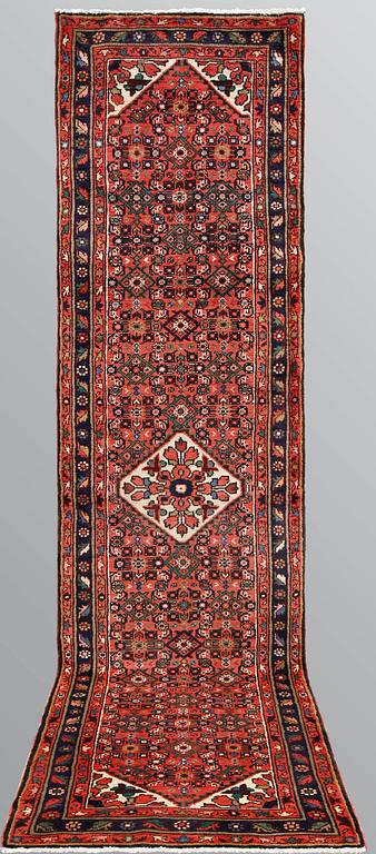 A runner Hosenabad, approximately 300 x 82 cm.