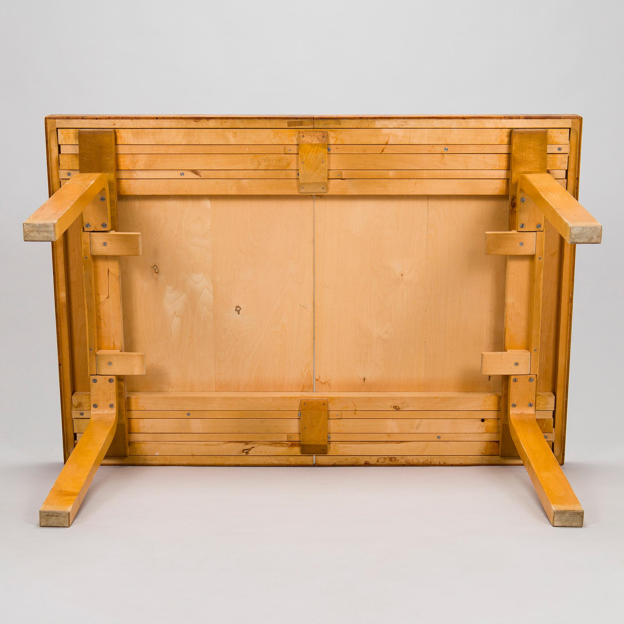 Alvar Aalto, matbord, modell 92 för O.Y. Huonekalu-ja Rakennustyötehdas A.B. 1900-talets mitt.