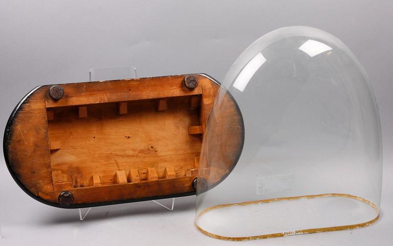 GLASKUPA FÖR UR MED SOCKEL, glas, trä, 1800-talets andra hälft.