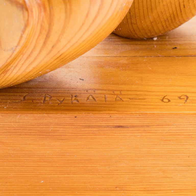 Sakari Pykälä, veistos, puuta, signeerattu ja päivätty -69.