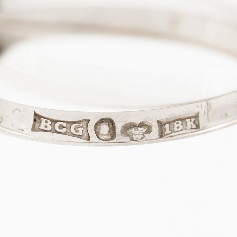 Ring, 18K white gold with three brilliant-cut diamonds totalling 0.92 ct.