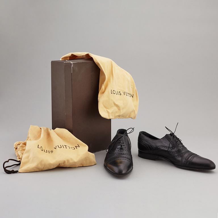 LOUIS VUITTON, a pair of black leather brogues, size 9½.