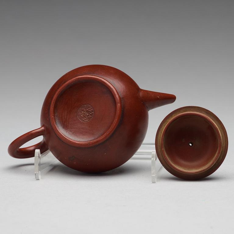 A yixing ware tea pot with cover, late Qing dynasty.