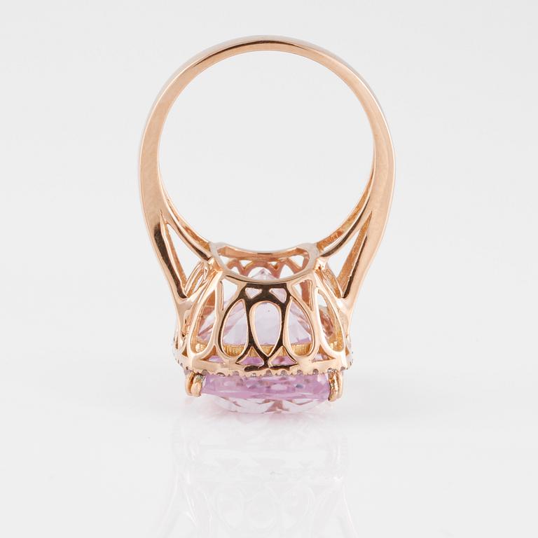 RING, med fasettslipad kunzit ca 17,4 ct samt briljantslipade diamanter ca 0.30 ct.