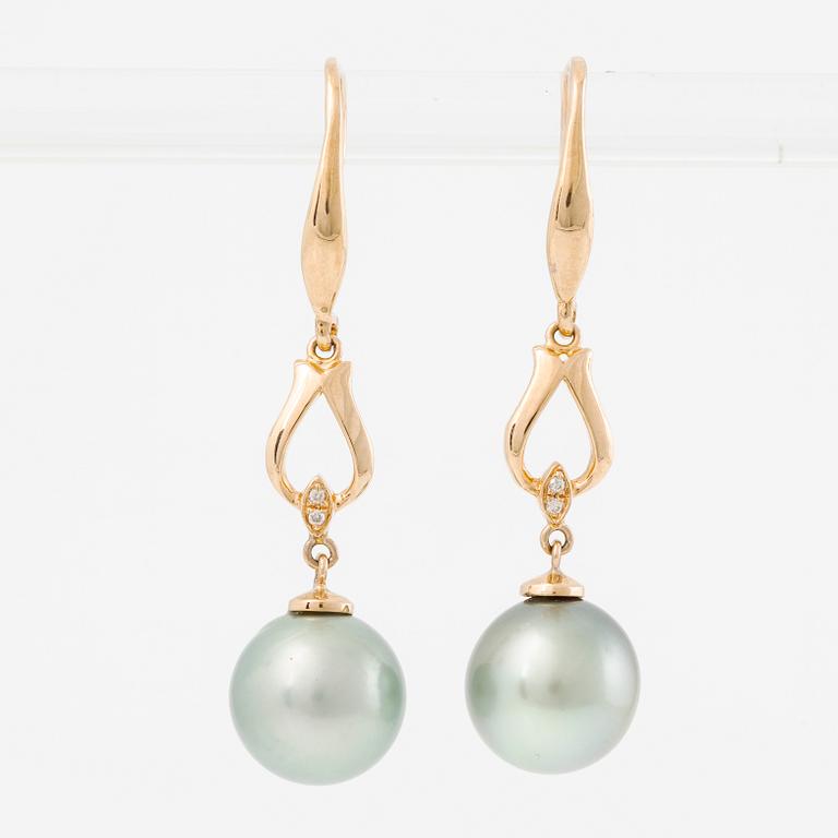 Örhängen 18K guld med odlade Tahitipärlor och små diamanter.