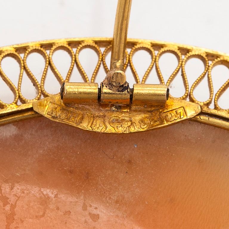 Rintaneula, 18K kultaa, simpukankuorikamee.