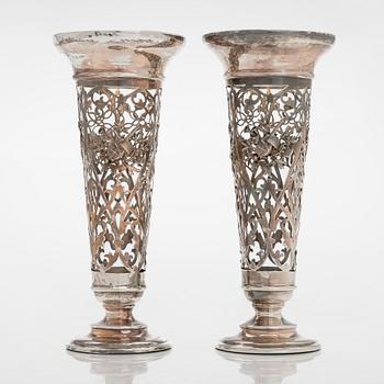 Vaser, ett par, silver och glass, London 1907.