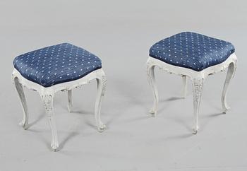 TABURETTER, ett par, rokokostil, omkring 1900-talets mitt.
