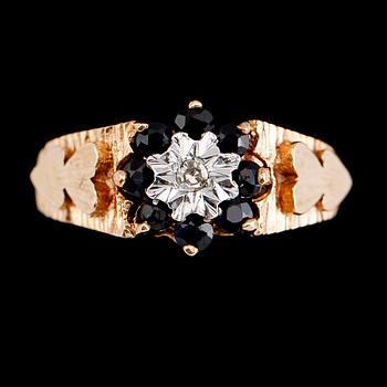 RING, 9 k guld med blå safirer och mindre diamant. Total vikt ca 3 gram.