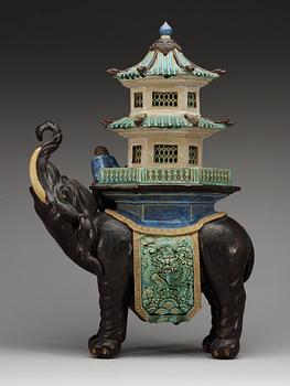 A pair of elephants with pagodas, presumably Qing dynasty.