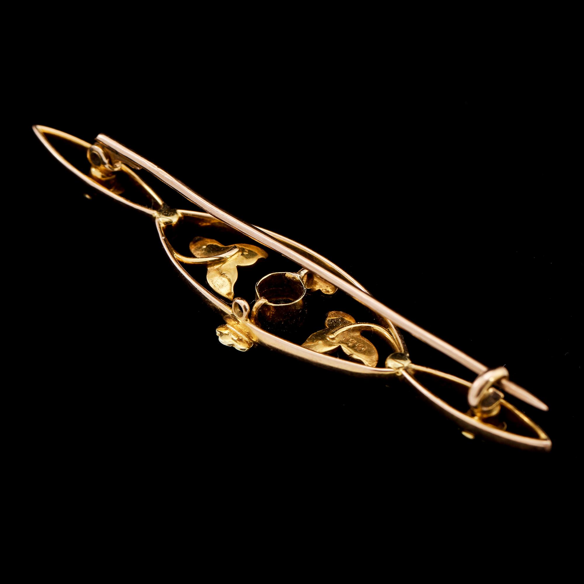 BROSCH, 14k guld med fasettslipad syntetisk akvamarin samt 11 odlade pärlor, 1900-talets mitt. Vikt 4 g.