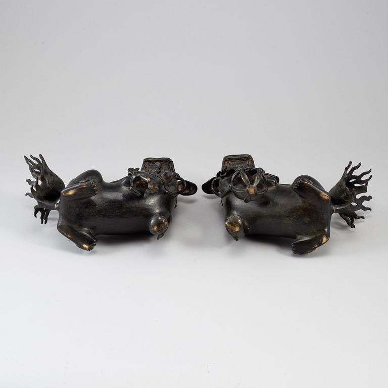 Two bronze figures of a buddhist lion, late Qing.