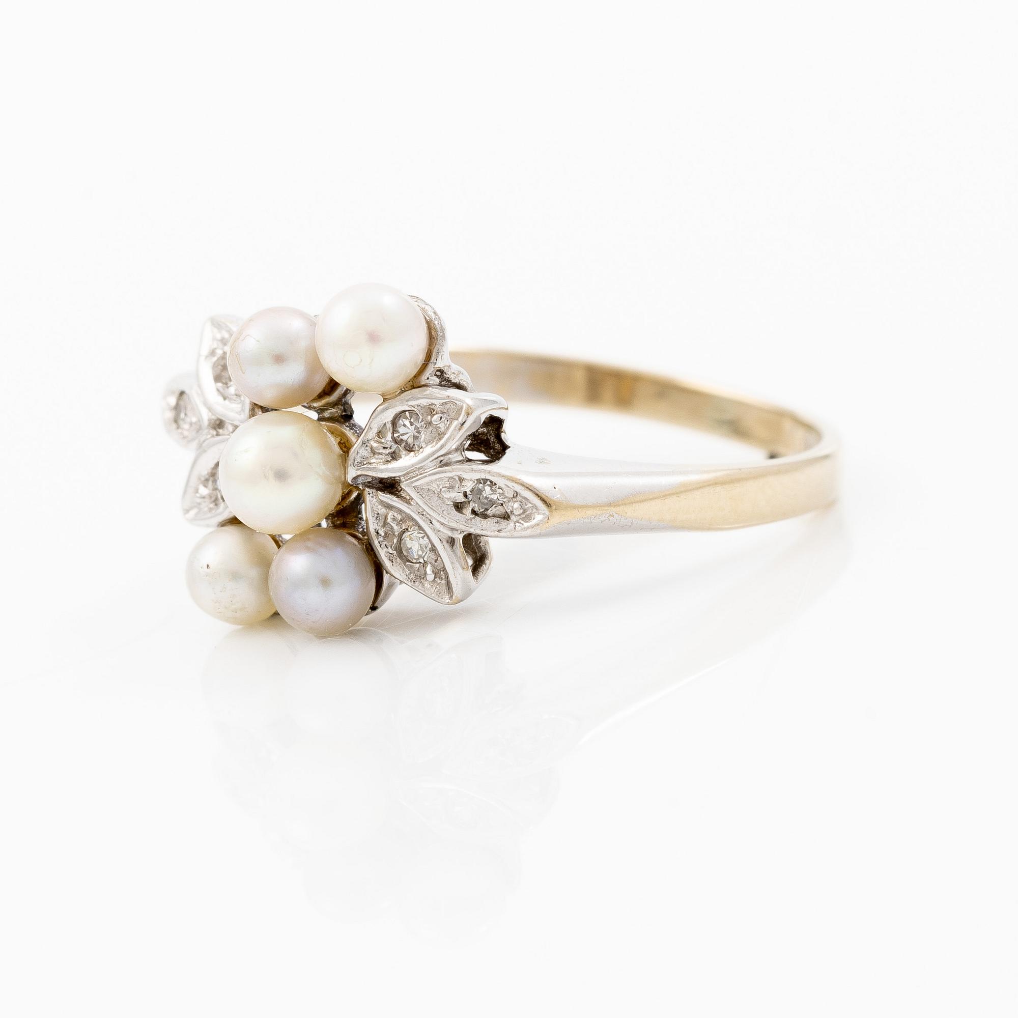 Ring 18K white gold with pearls and octagon-cut diamonds.