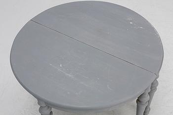 Bord, ett par, halvmåneformade, omkring 1900.