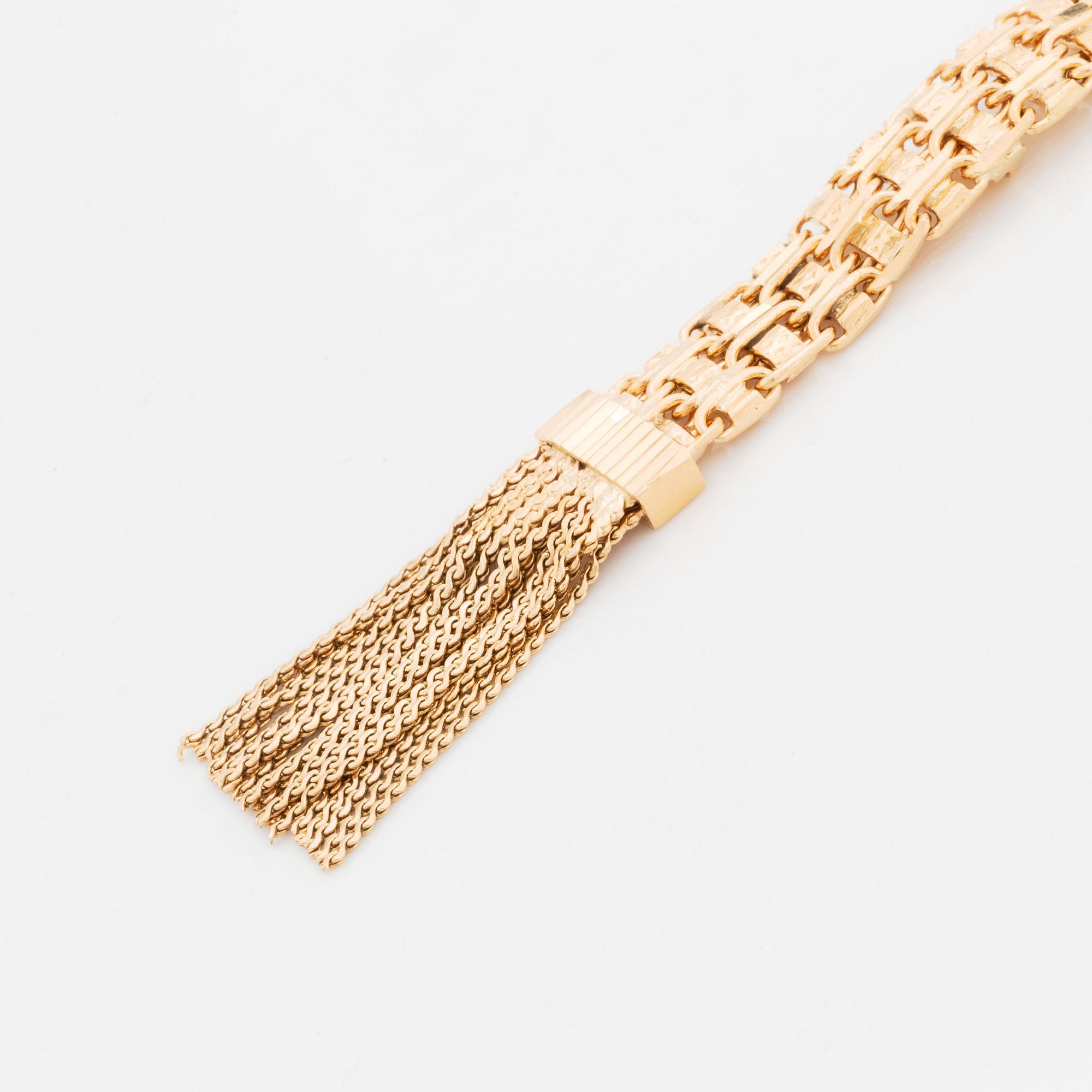 An 18K gold bracelet.