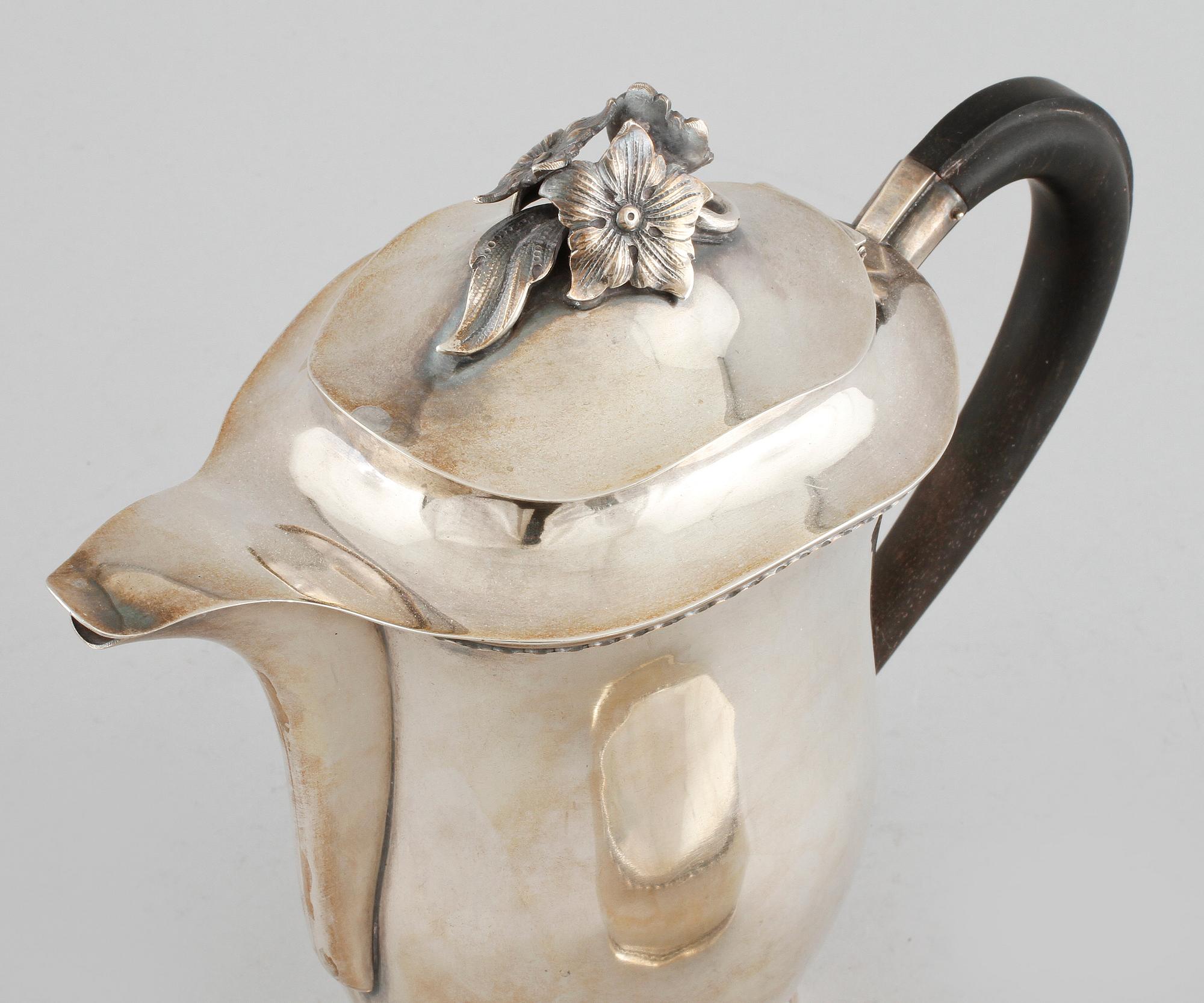 A koffee set in silver in two pieces by Erik Råström from Stockholm from 2947, weight 1040 grams.