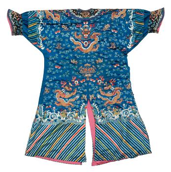ROBE, embroidered. China around 1900. Height 133 cm.