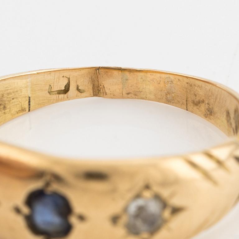 Ring, signet ring, 18K gold with sapphire and old-cut diamonds.