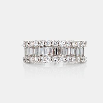 585. A baguette- and brilliant-cut diamond ring.