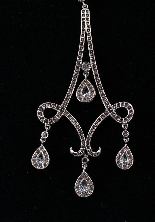 A NECKLACE, brilliant- and drop cut diamonds c. 2.56 ct. 18K white gold, weight 11 g.