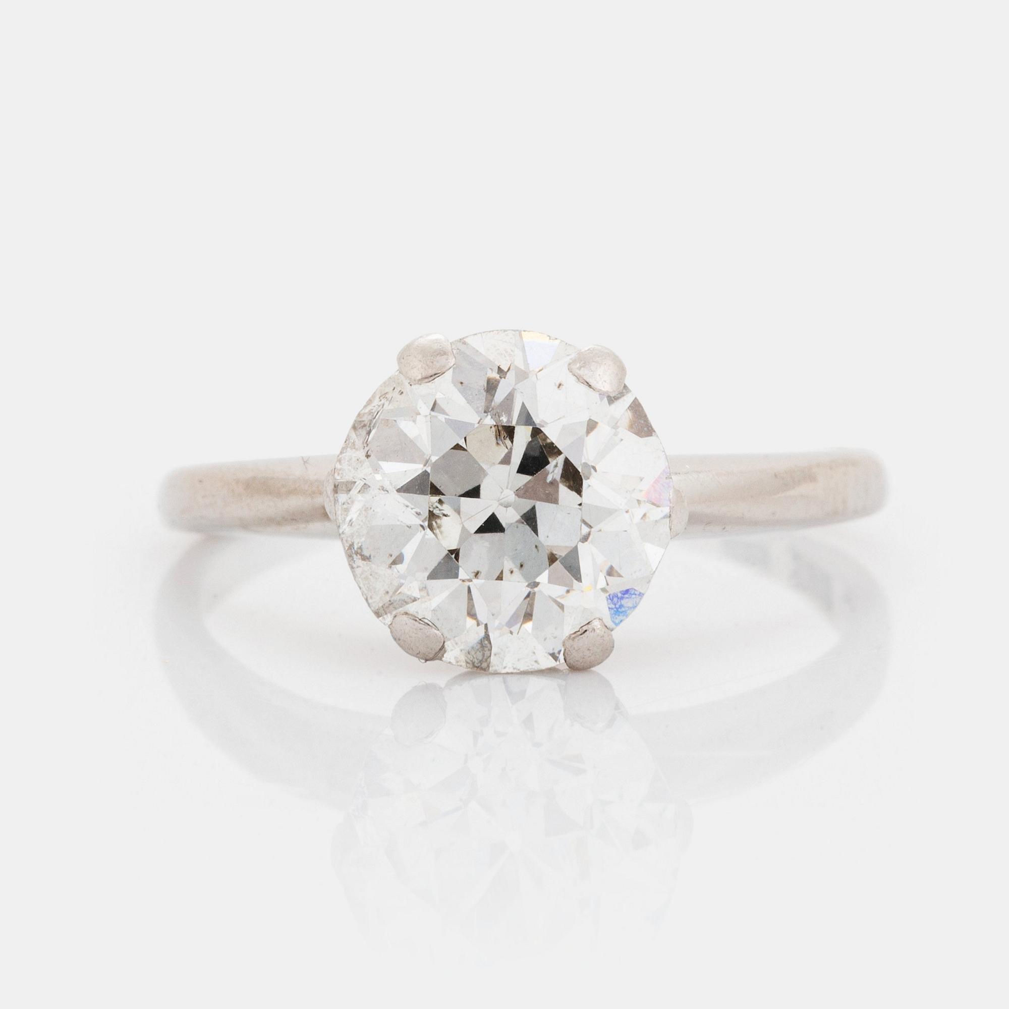 Ring 18K vitguld med en gammalslipad diamant vikt ca 2.25 ct.
