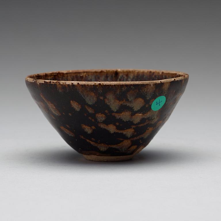 A Jizhou 'papercut and 'tortoiseshell' glazed bowl, Song dynasty (960-1279).