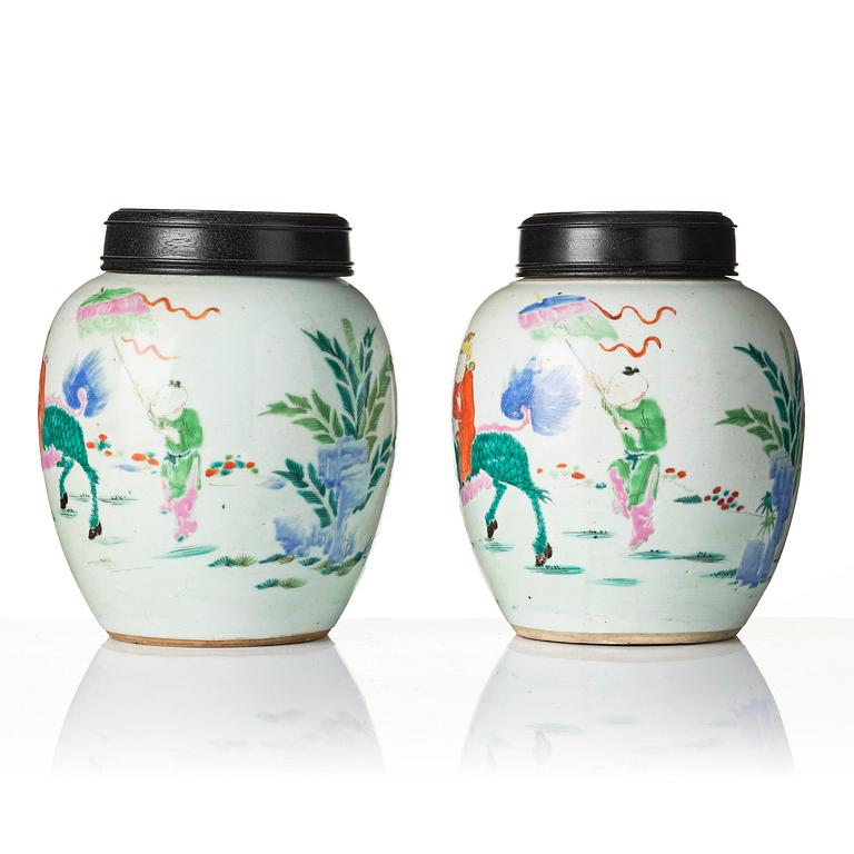 Urnor, ett par, porslin. Qingdynastin, 1800-tal.