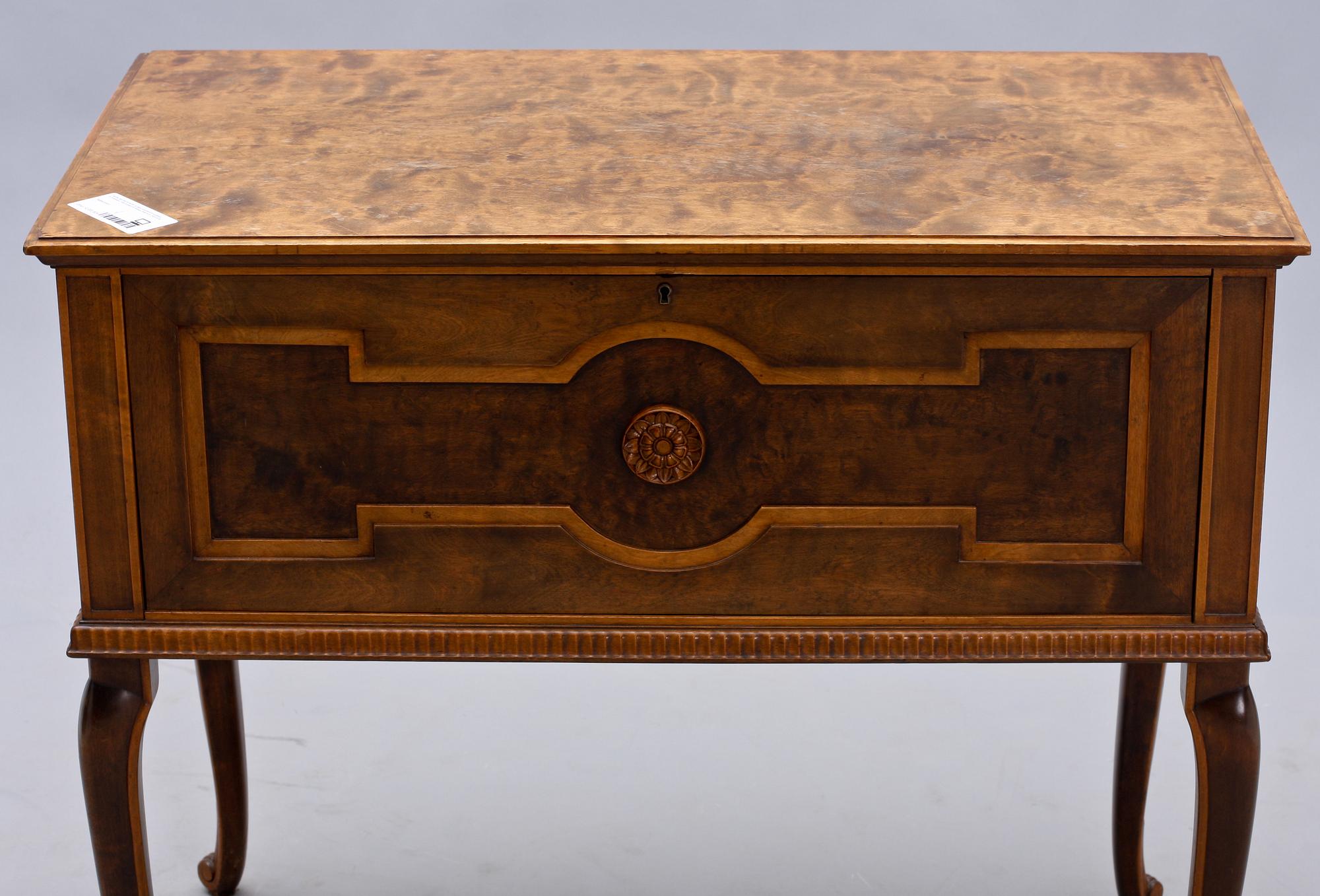 MATSALSGRUPP, 12 delar, brickmärkt Firma Möbler & Inredningar, inneh Arkitekt GH Wrange, Stockholm. 1920-30-tal.